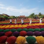 Đôi bàn tay khéo léo của nghệ nhân làng Tây Hồ gìn giữ nét tinh hoa nón lá bài thơ xứ Huế.