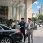Các nhiệm vụ của doorman bao gồm hỗ trợ hành khách và quản lý phương tiện di chuyển.