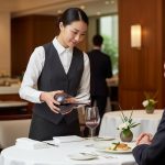 Sự tinh tế trong nghiệp vụ tiền sảnh góp phần tạo nên trải nghiệm ẩm thực đẳng cấp.