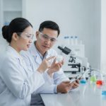 Nhân viên R&D mỹ phẩm kết hợp.