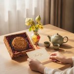 Một món quà Trung thu tinh tế và lời chúc chân thành gửi gắm lòng tri ân sâu sắc đến người cô giáo kính yêu.