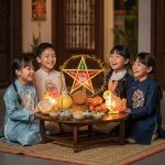 Niềm vui phá cỗ Trung thu ấm áp bên những chiếc đèn lồng lung linh, nơi những lời chúc yêu thương được gửi gắm.